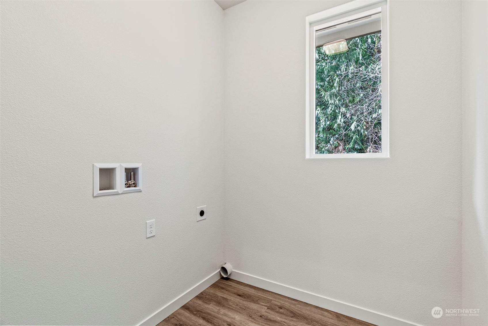 147 Hunter Road Longview, WA 98632 - Photo 27 of 31 a view of a small space with window