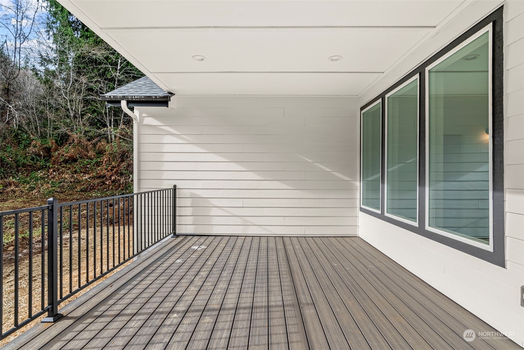 147 Hunter Road Longview, WA 98632 - Photo 28 of 31 a view of a balcony with wooden floor and fence
