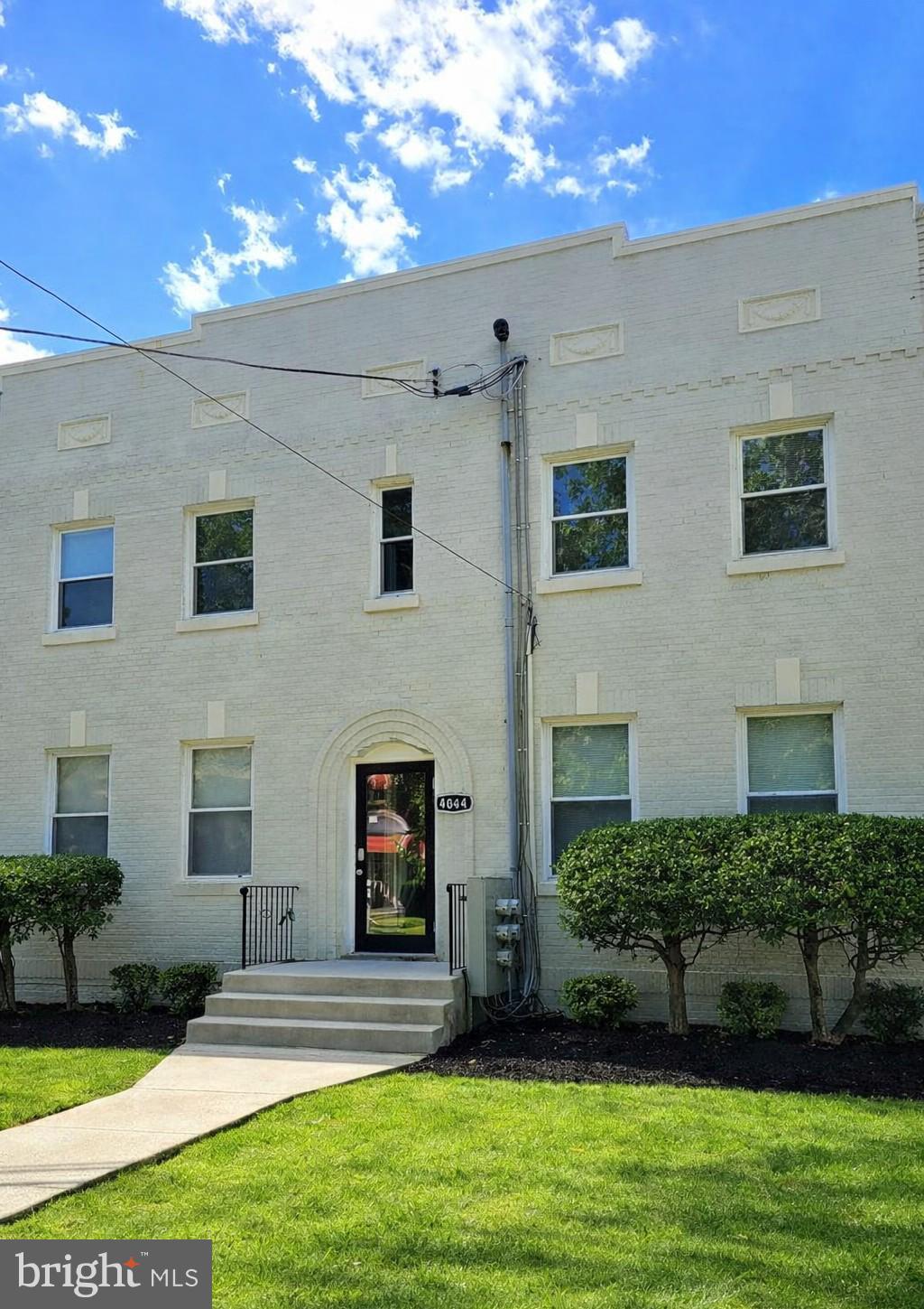 a view of a house with backyard and plants
