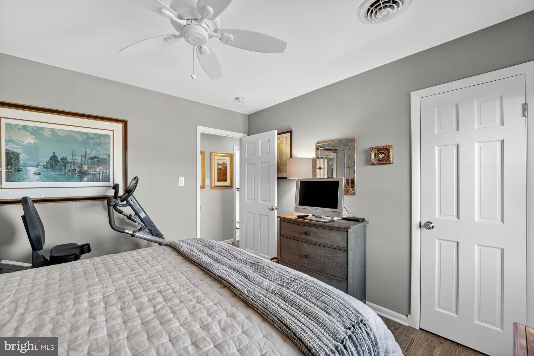 1663 Cliff Drive Edgewater, MD 21037 - Photo 35 of 53 Spacious second bedroom.
