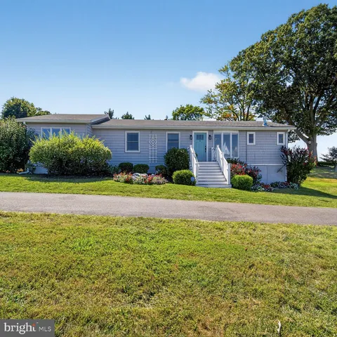 a view of an house with backyard and swimming pool