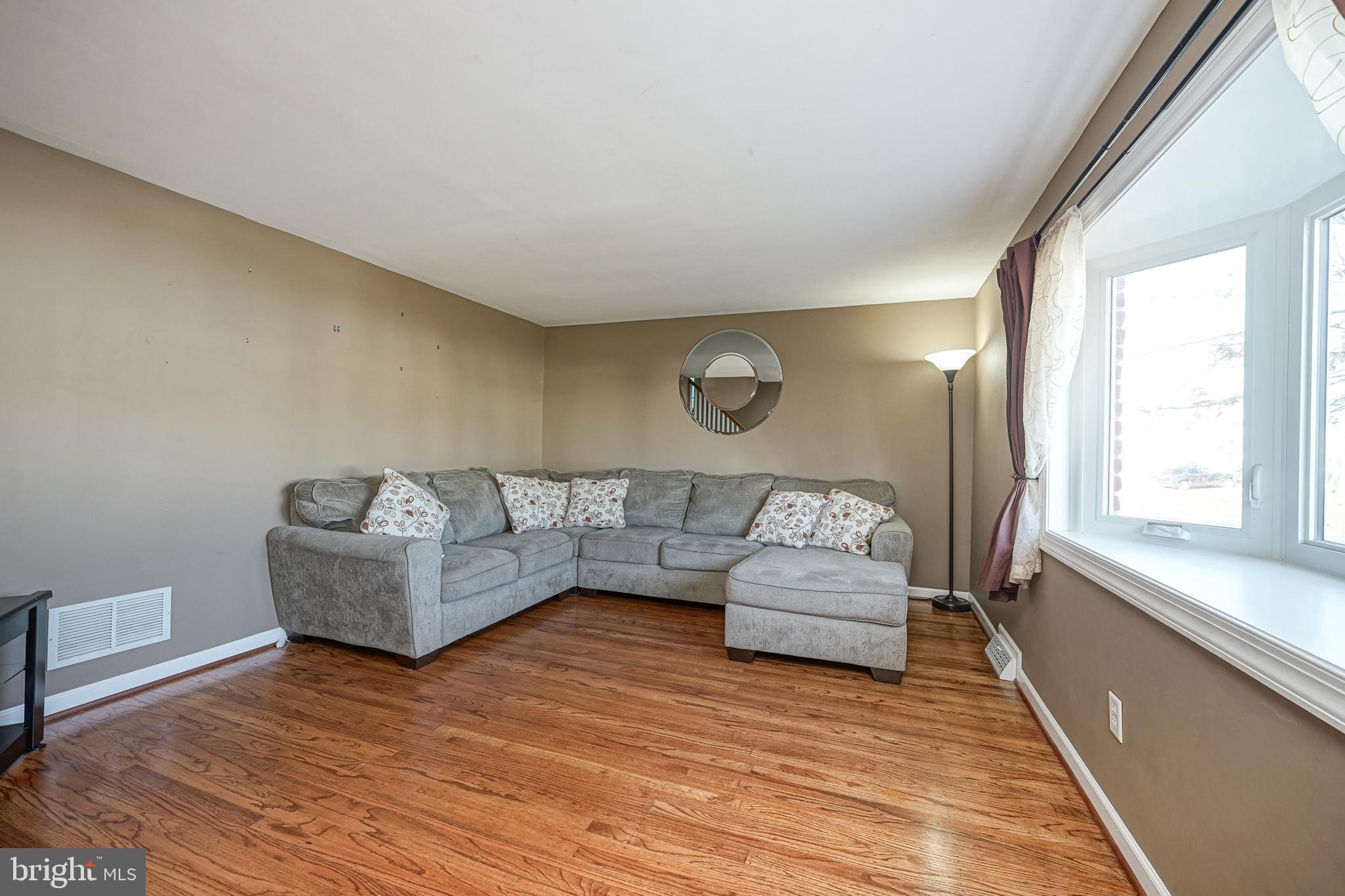 637 Andrea Road Runnemede, NJ 08078 - Photo 3 of 21
