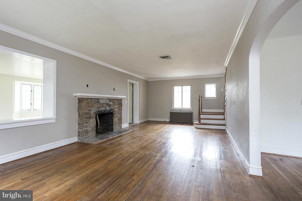 4724 Butler Road Glyndon, MD 21136 - Photo 4 of 25 Living Room