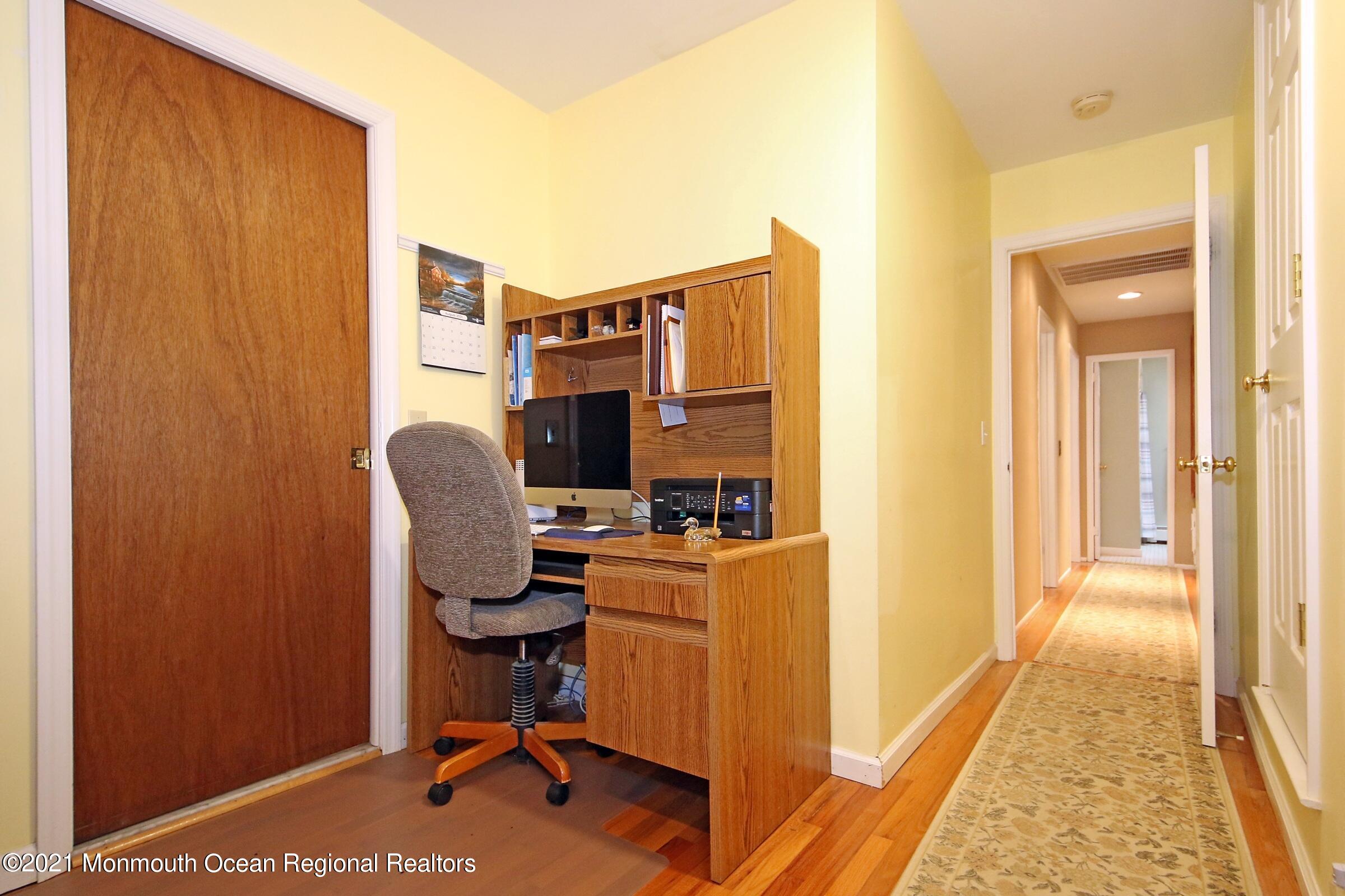 9 Mayfair Road Holmdel, NJ 07733 - Photo 19 of 35 Office area