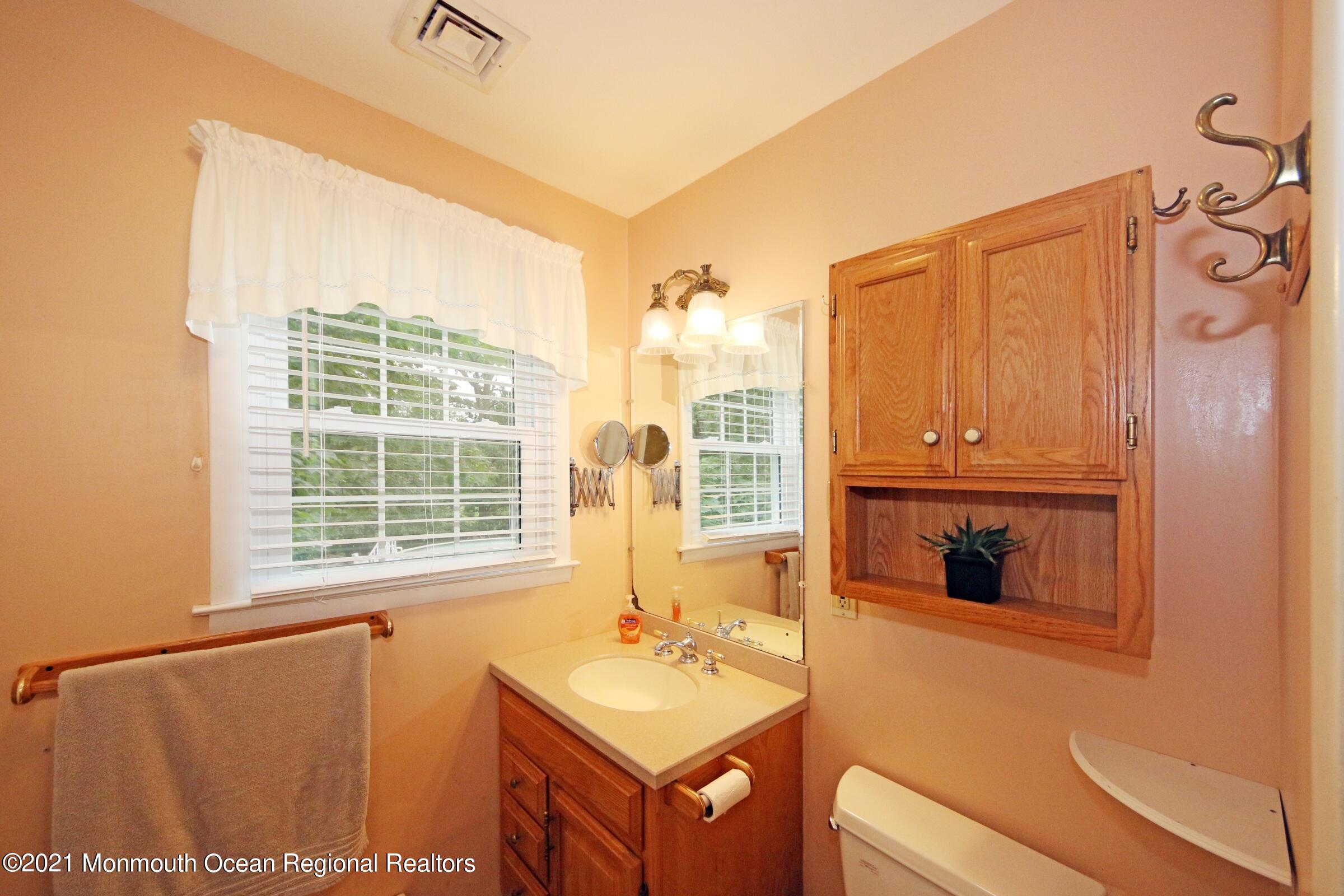 9 Mayfair Road Holmdel, NJ 07733 - Photo 20 of 35 Master bath