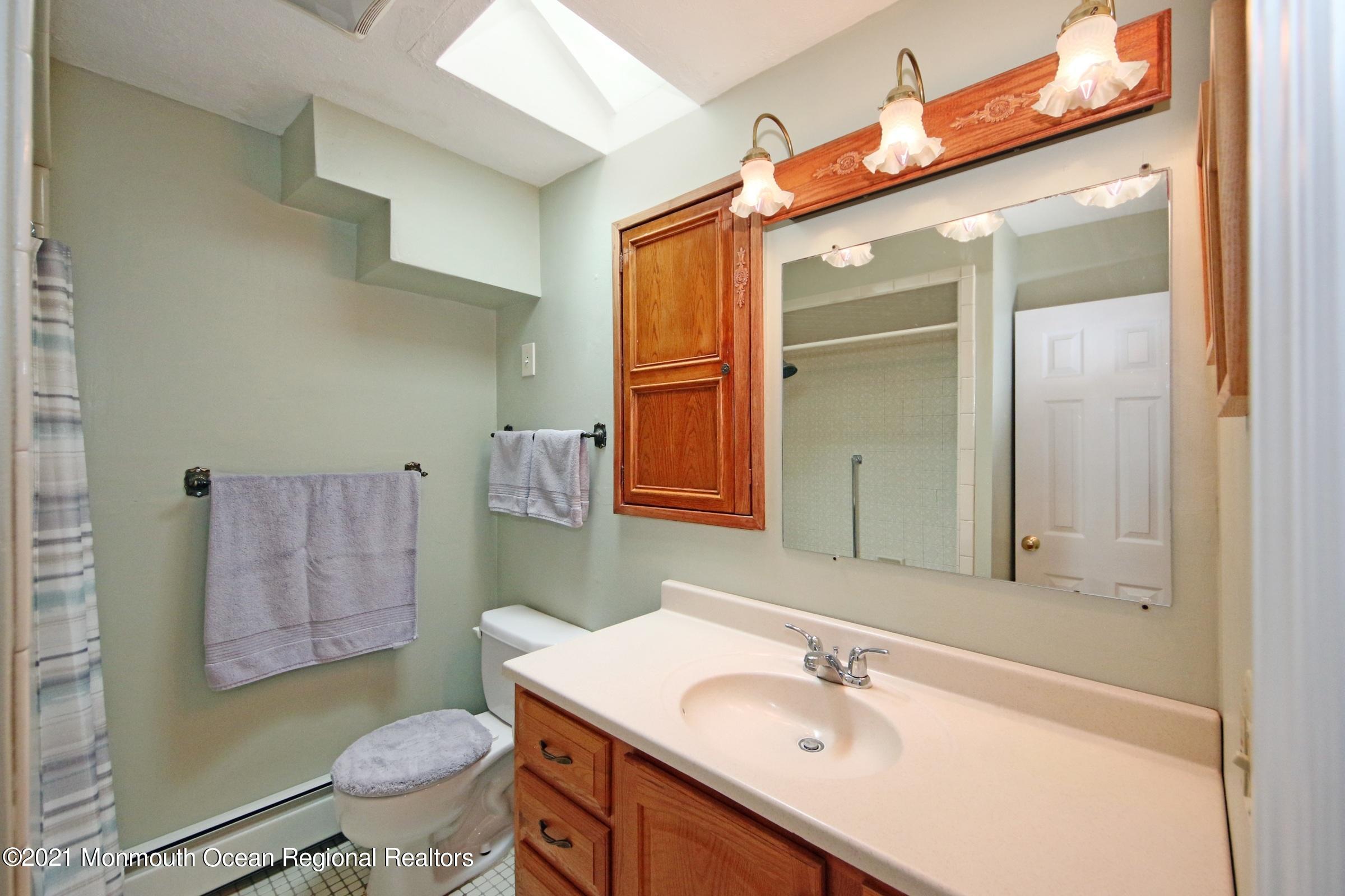 9 Mayfair Road Holmdel, NJ 07733 - Photo 23 of 35 main bath