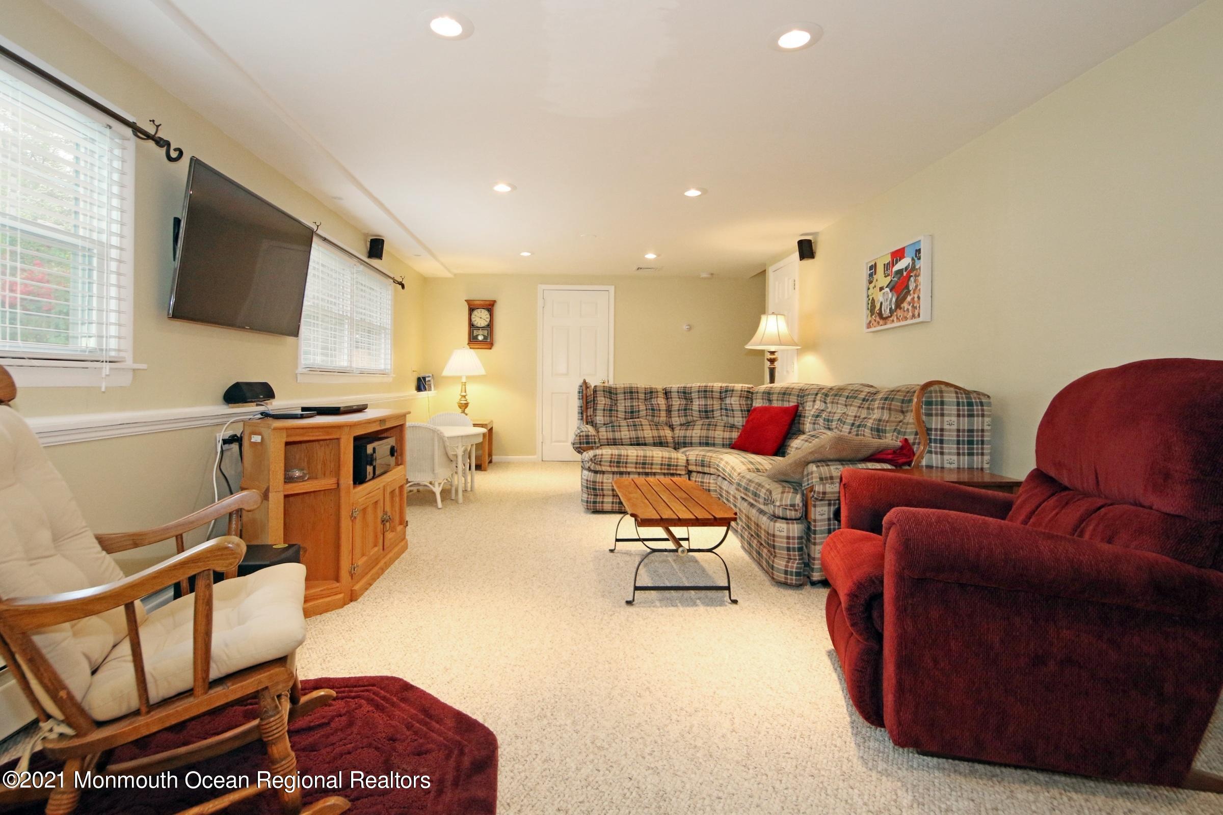 9 Mayfair Road Holmdel, NJ 07733 - Photo 25 of 35 Family room