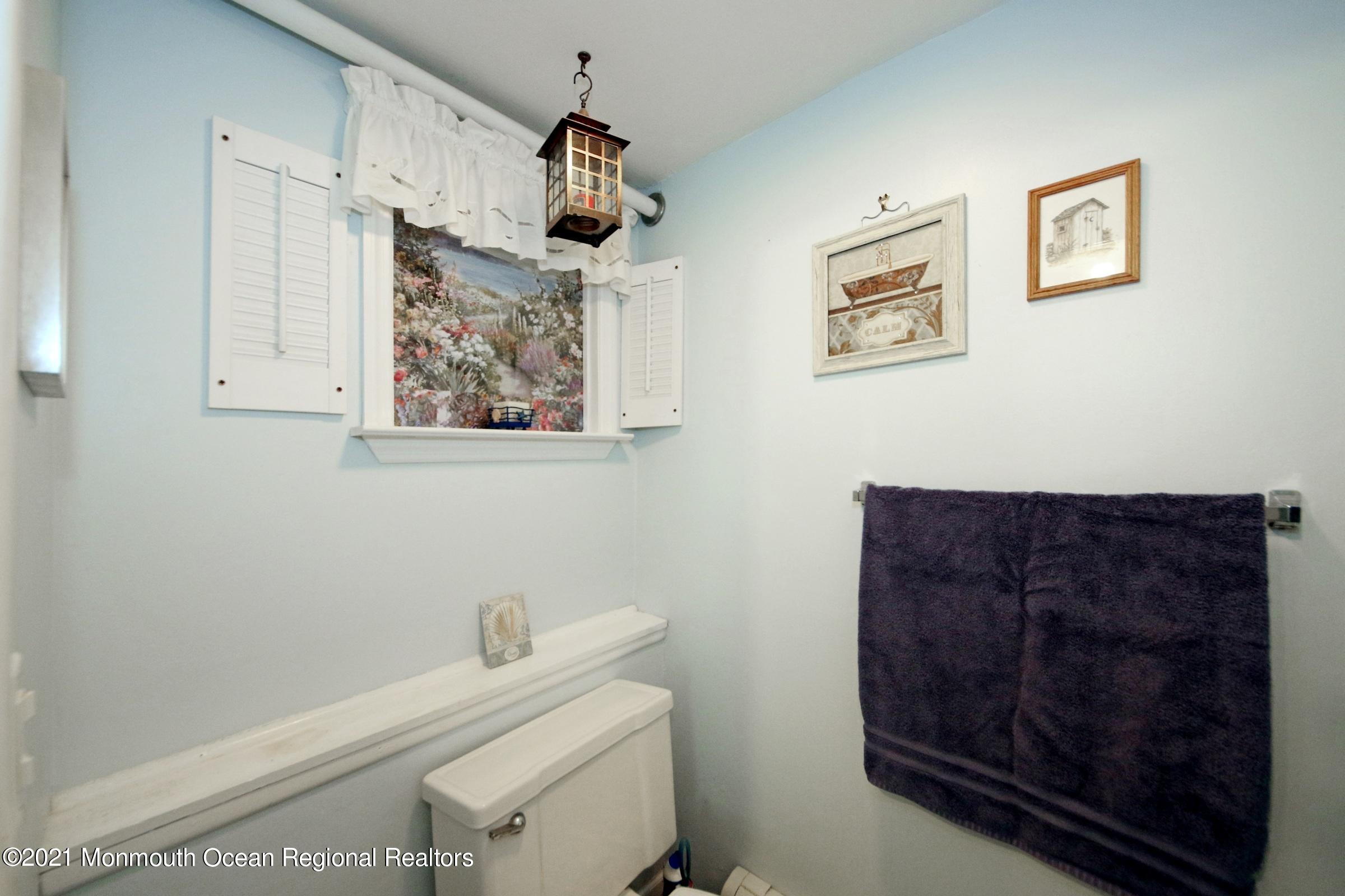9 Mayfair Road Holmdel, NJ 07733 - Photo 26 of 35 1/4 bath off LR