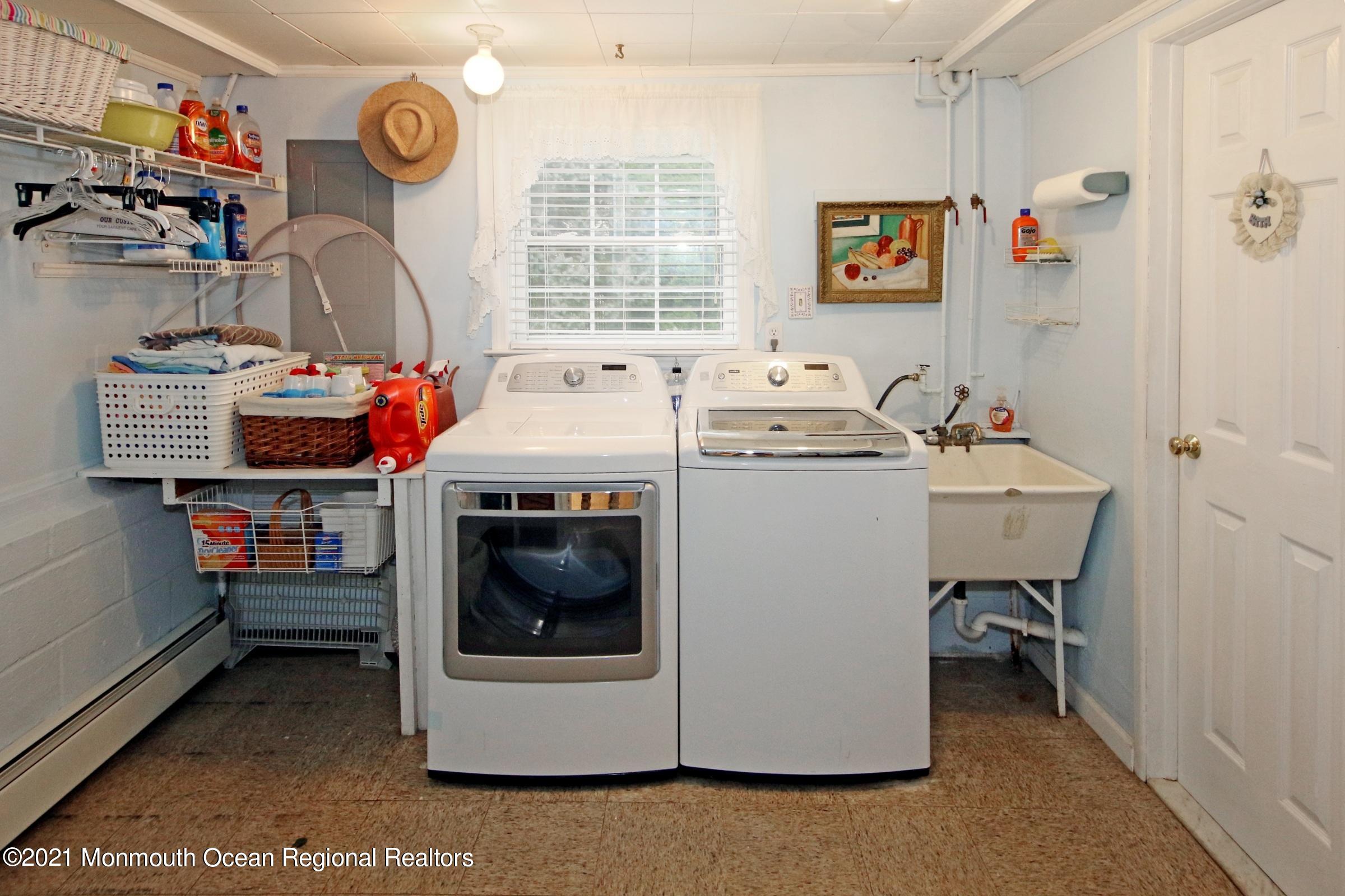 9 Mayfair Road Holmdel, NJ 07733 - Photo 27 of 35 Laundry room