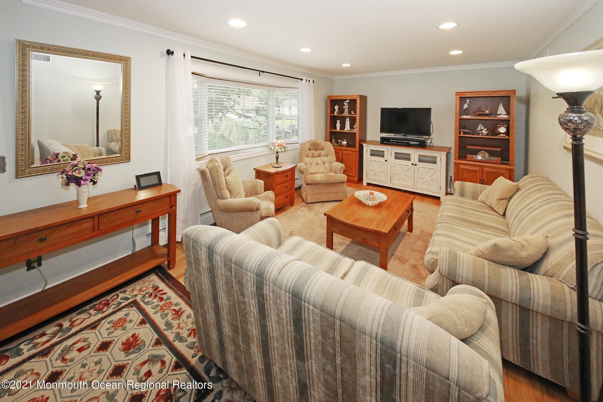 9 Mayfair Road Holmdel, NJ 07733 - Photo 8 of 35 Living room