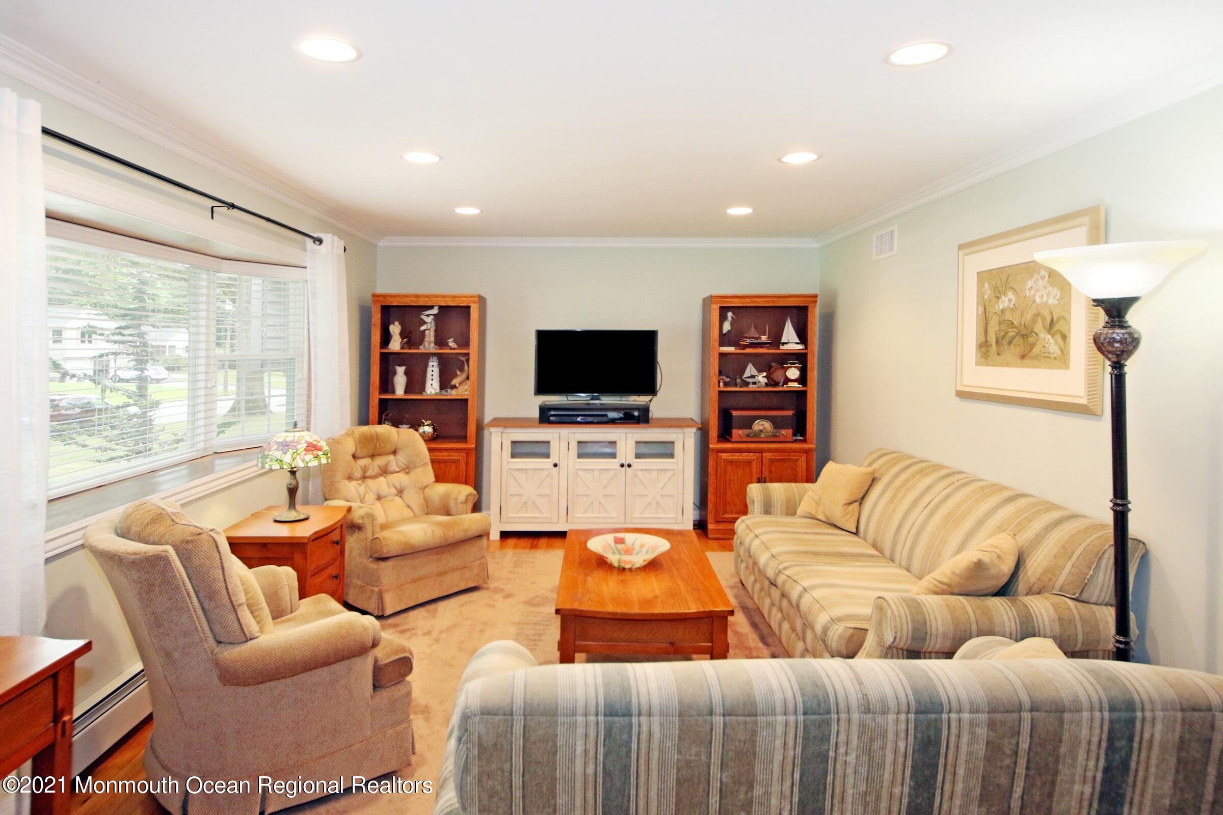 9 Mayfair Road Holmdel, NJ 07733 - Photo 9 of 35 Living room