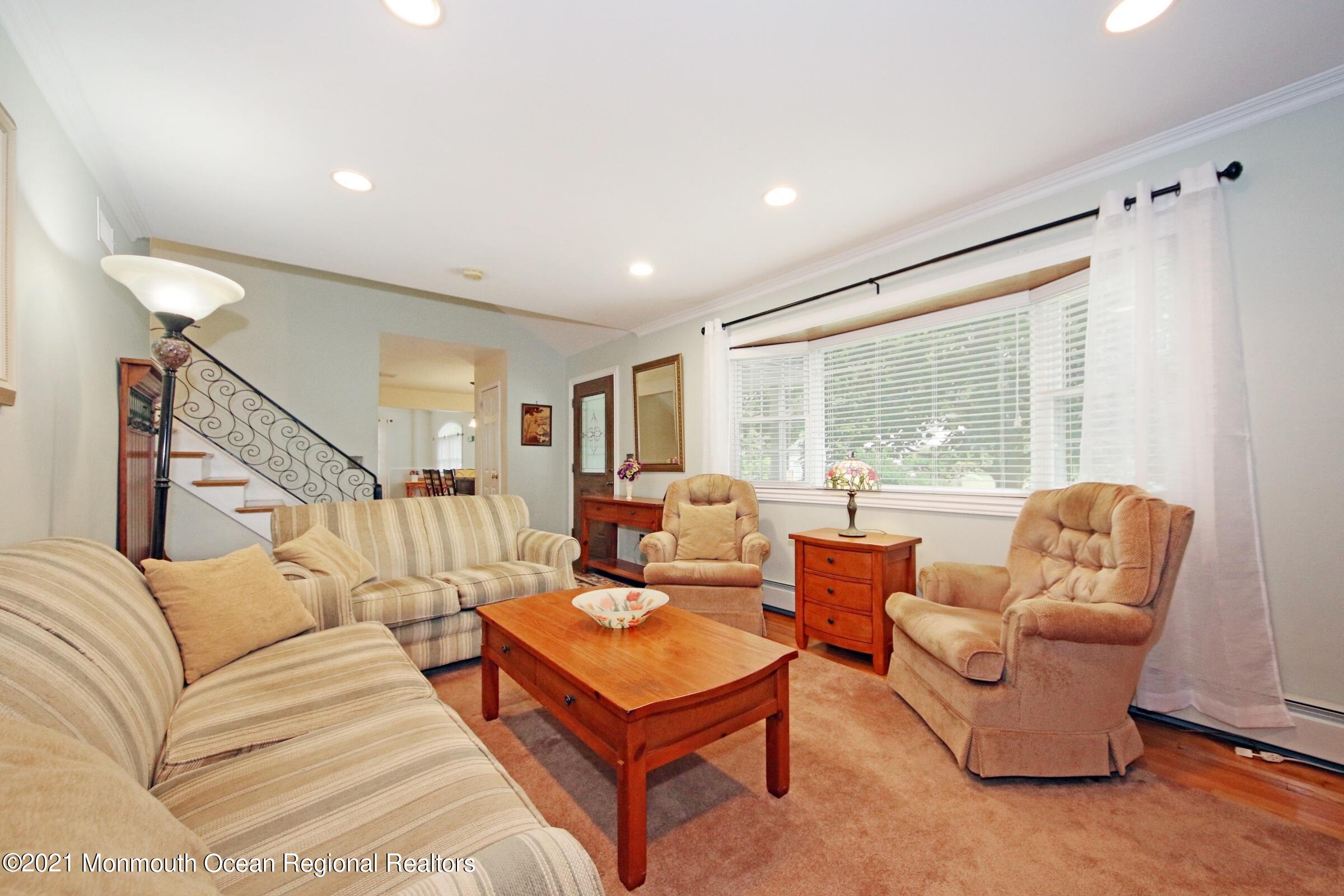 9 Mayfair Road Holmdel, NJ 07733 - Photo 10 of 35 Living room