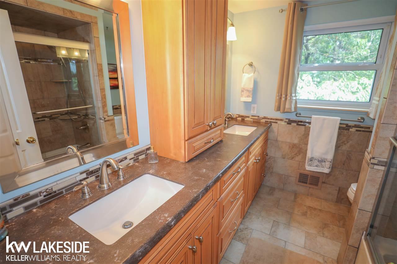 430 Sunlight Drive Rochester, MI 48309 - Photo 25 of 34 31388129-24.JPG