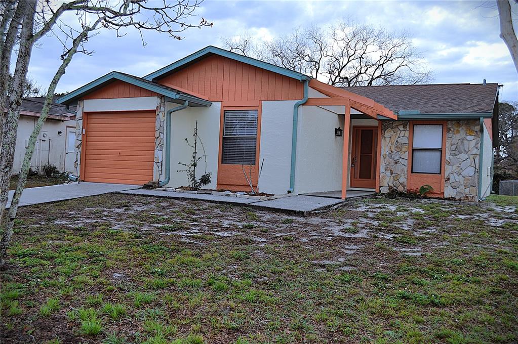 a view of a house with a yard