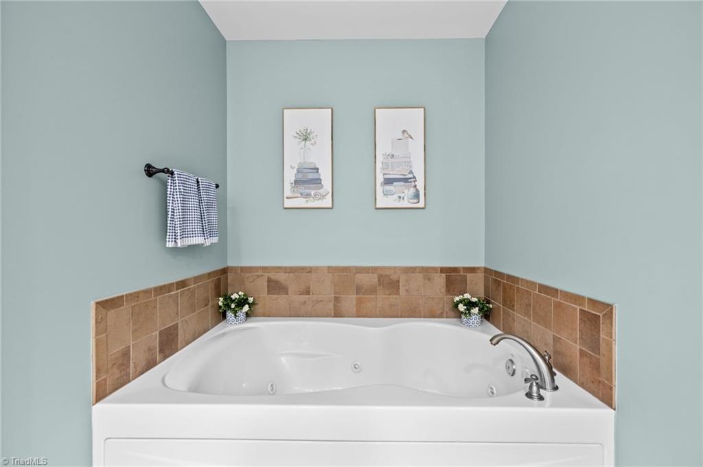 3930 Cole Avenue High Point, NC 27265 - Photo 21 of 44 Primary En Suite bath with jetted tub