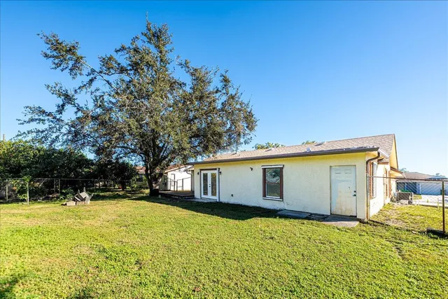 a view of a house with a backyard
