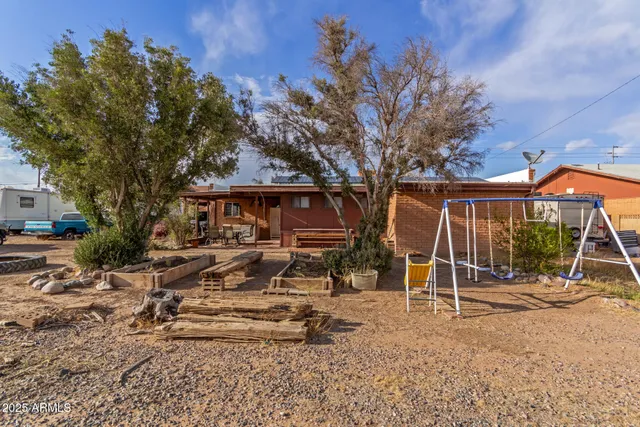 a view of a house with backyard
