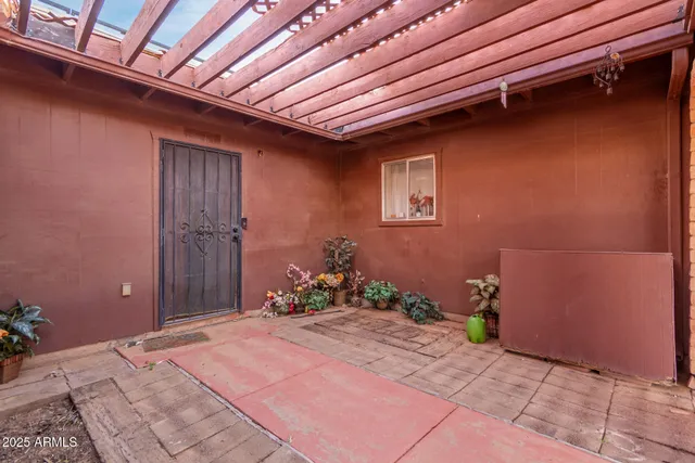 a view of a backyard