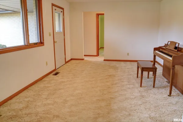 $186,500 | 113 Valentine Place, Colchester, IL 62326