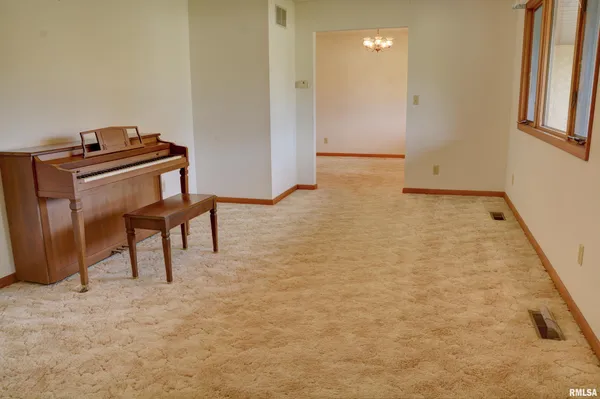 $186,500 | 113 Valentine Place, Colchester, IL 62326