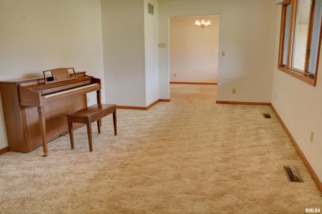 $192,500 | 113 Valentine Place, Colchester, IL 62326