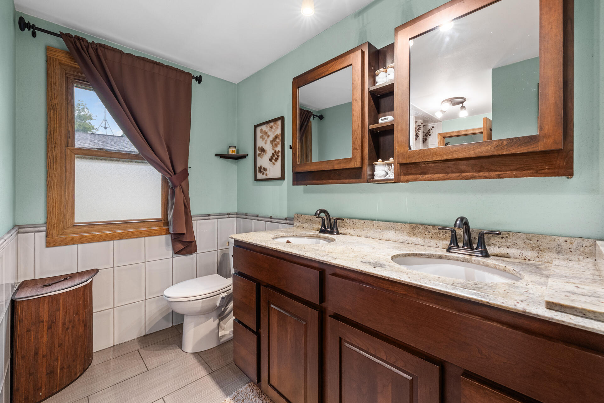 3960 Kings Way Slinger, WI 53086 - Photo 16 of 27 Primary Ensuite