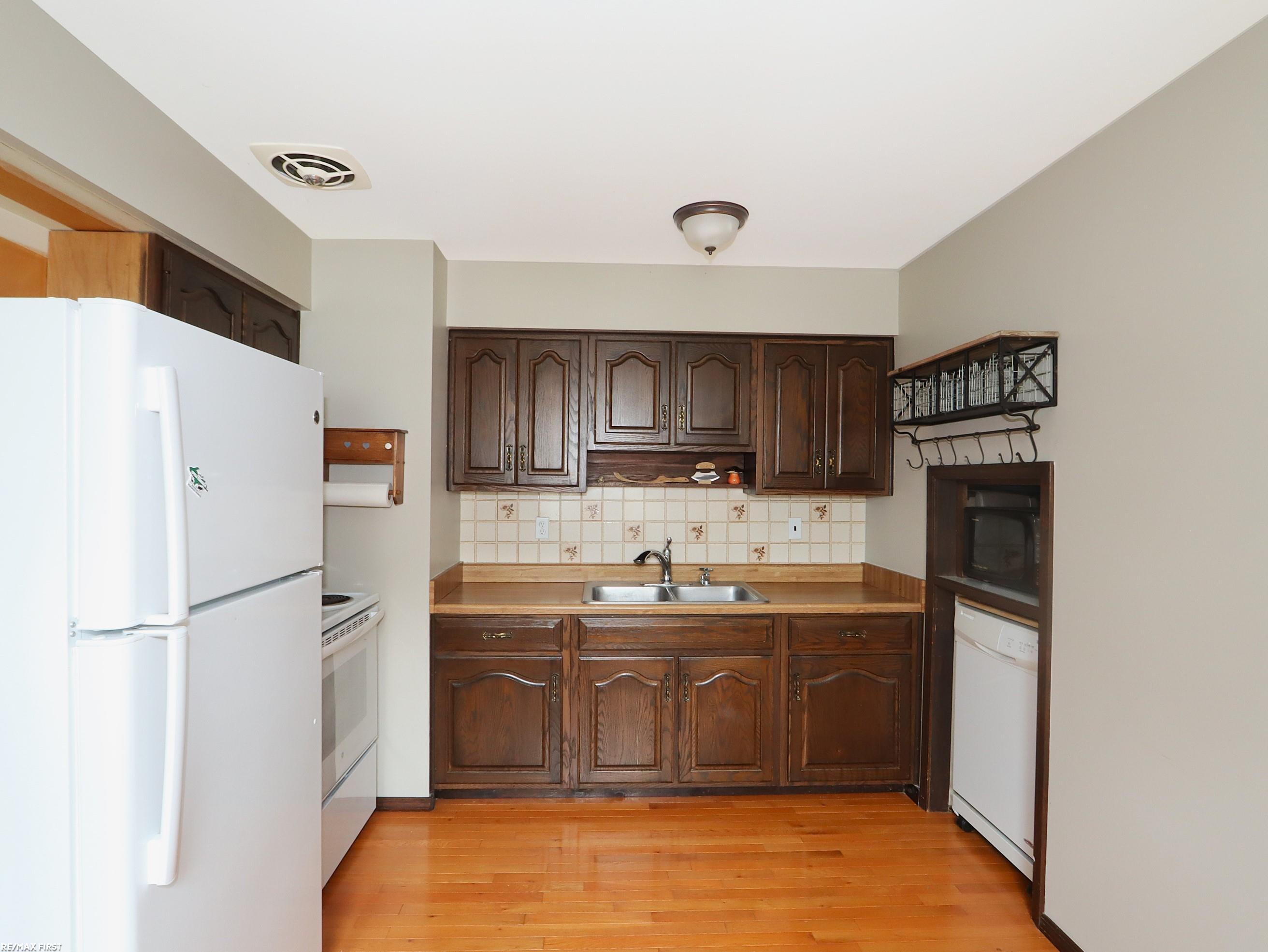 270 Ewell Street Romeo, MI 48065 - Photo 13 of 24 50204857-9a008148-7c81-4d3d-90f1-78d748fa52ff.JPG