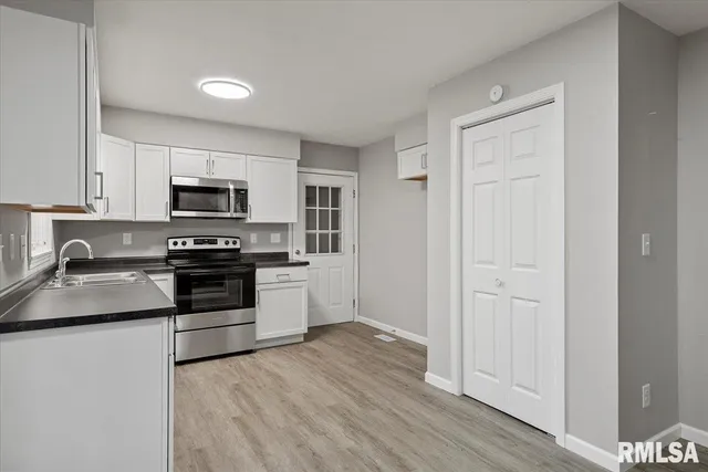 $160,000 | 406 North Iris Drive, Auburn, IL 62615