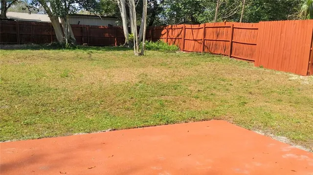 a view of a backyard