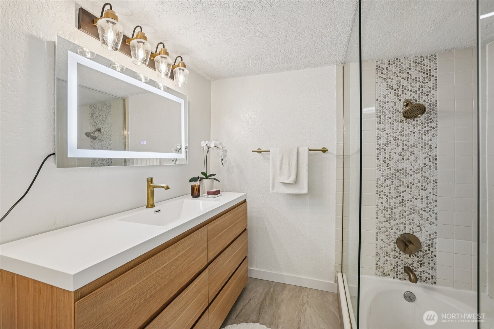 3700 26th Place West, Unit 203 Seattle, WA 98199 - Photo 13 of 38