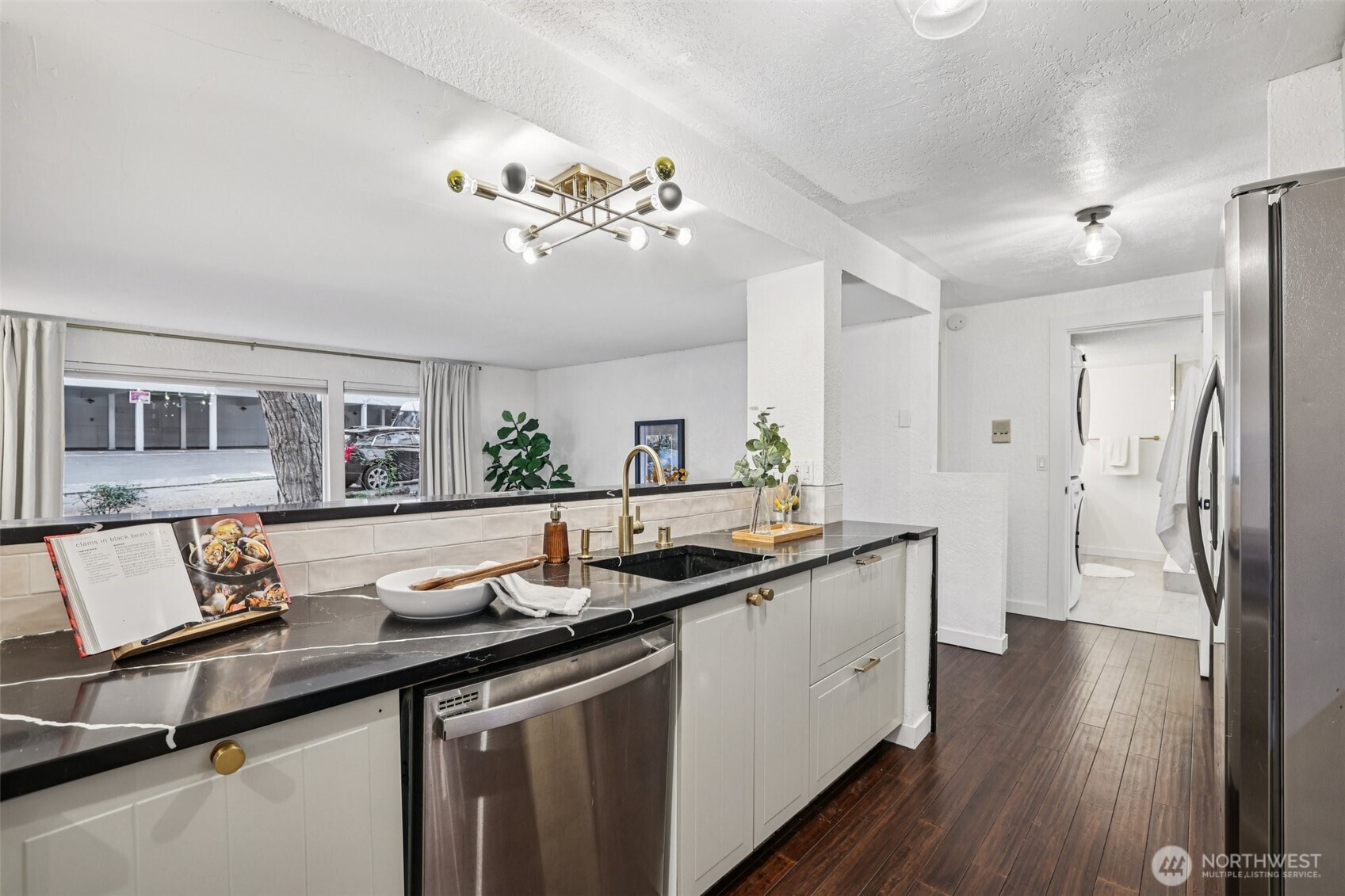 3700 26th Place West, Unit 203 Seattle, WA 98199 - Photo 2 of 38