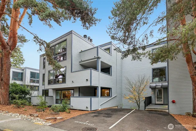 $389,900 | 3700 26th Place West, Unit 203, Seattle, WA 98199
