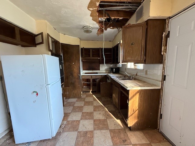 338 Coach Lamp Lane Houston, TX 77060 - Photo 5 of 10 a kitchen with a stove a refrigerator and a sink