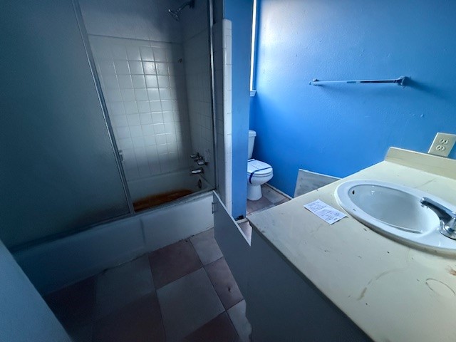 338 Coach Lamp Lane Houston, TX 77060 - Photo 8 of 10 a bathroom with a sink a toilet and shower