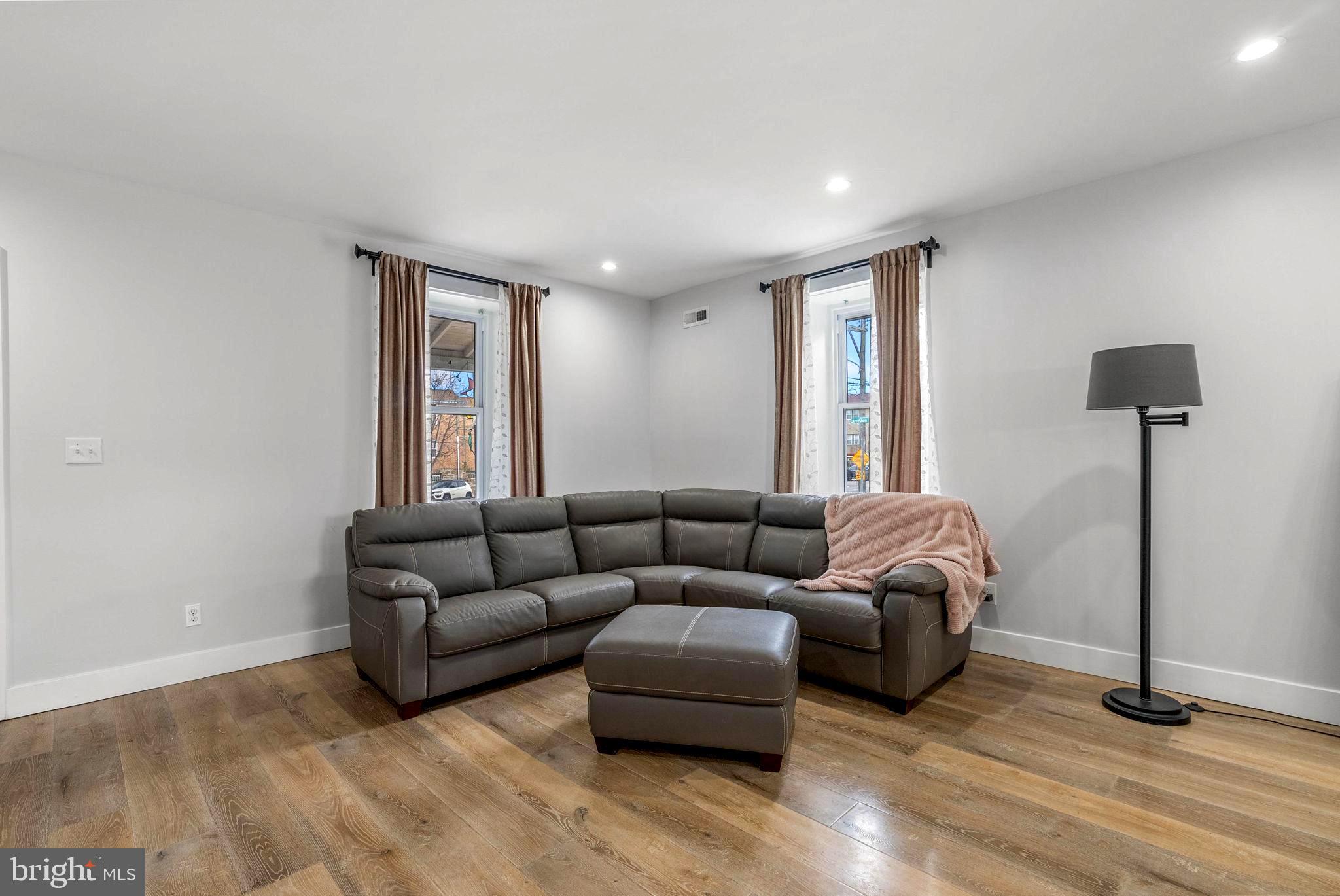 7600 Fayette Street Philadelphia, PA 19150 - Photo 8 of 32 Living room