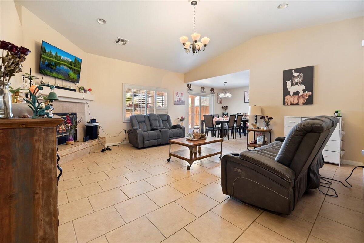 7562 Inca Trail Yucca Valley, CA 92284 - Photo 7 of 46 09-Family Room