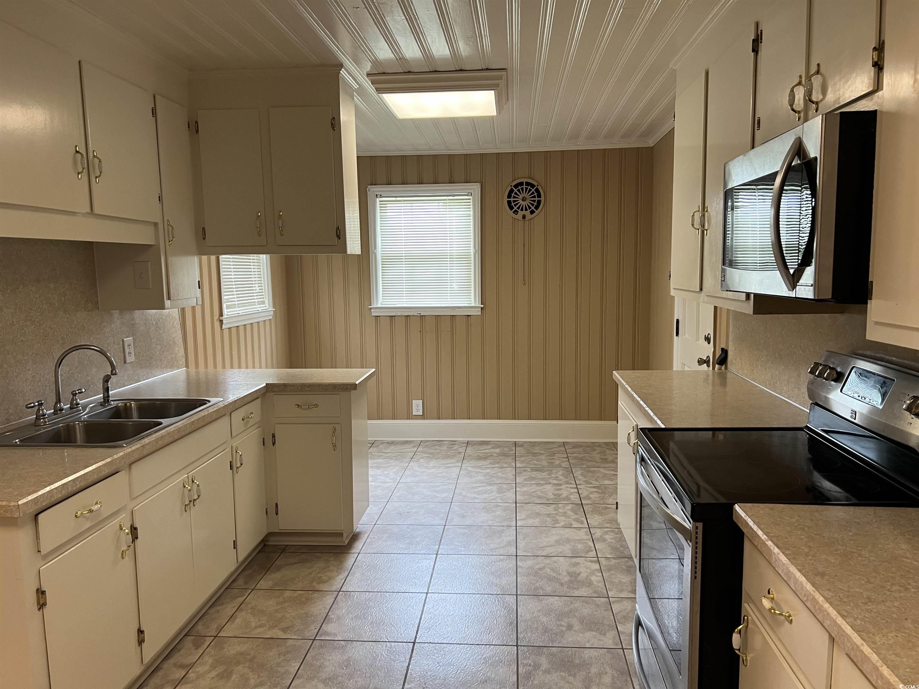 880 Horry Road Conway, SC 29526 - Photo 7 of 16 Kitchen with white cabinetry, tasteful backsplash,