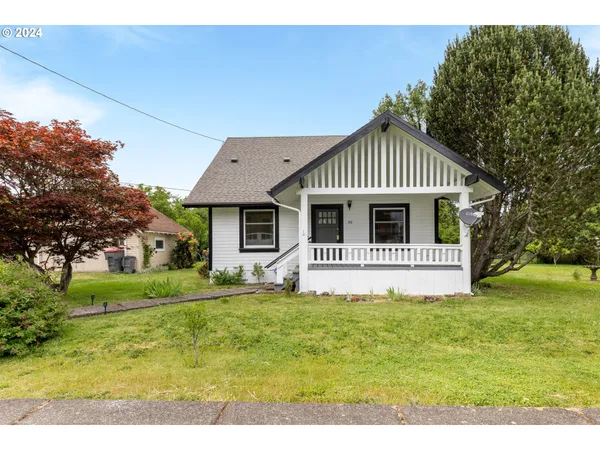 a view of a house with a yard
