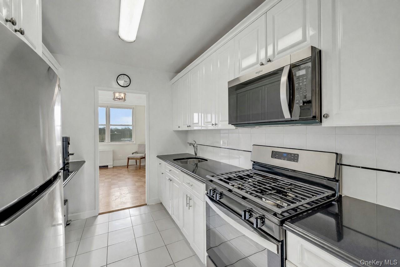 615 Palmer Road, Unit 1004 Yonkers, NY 10701 - Photo 4 of 21 Kitchen.