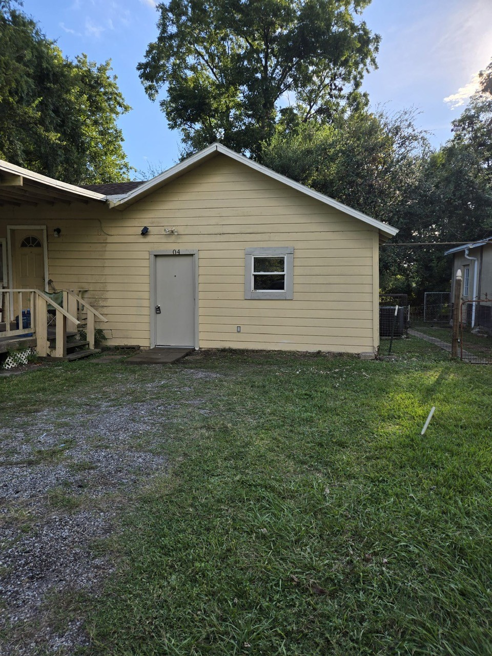 a house view with backyard space