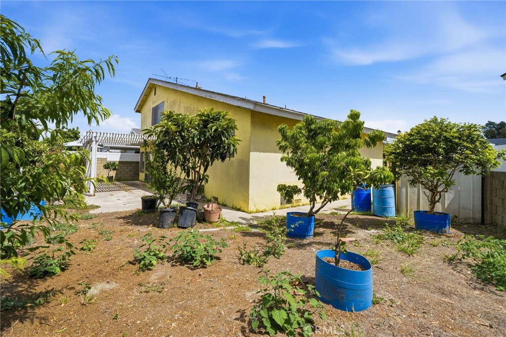 5131 Rotherham Circle Westminster, CA 92683 - Photo 41 of 50 a backyard of a house with table and chairs under an umbrella