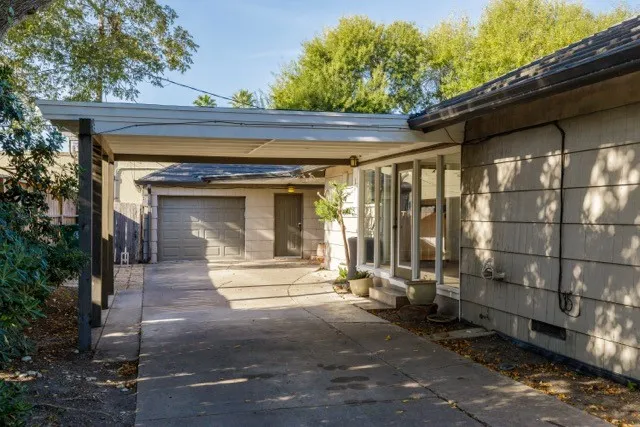 a view of a entrance gate of the house