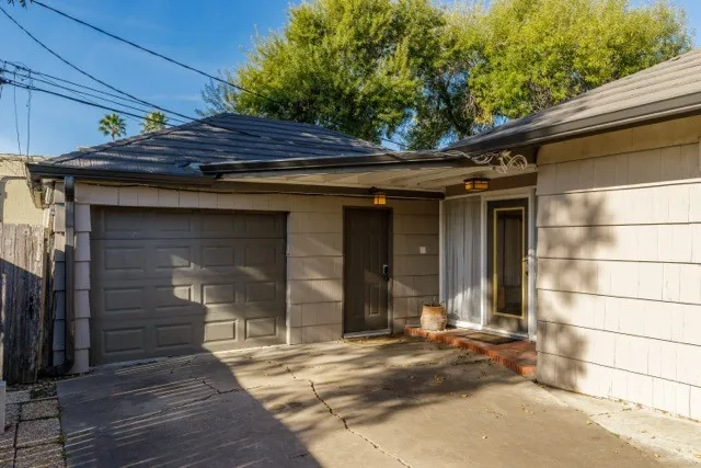 a plant sitting on top of a wooden fence