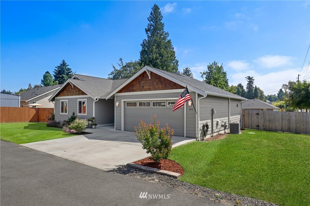 654 Sylvan Way Bremerton, WA 98310 - Photo 2 of 27 Gallery Image 2