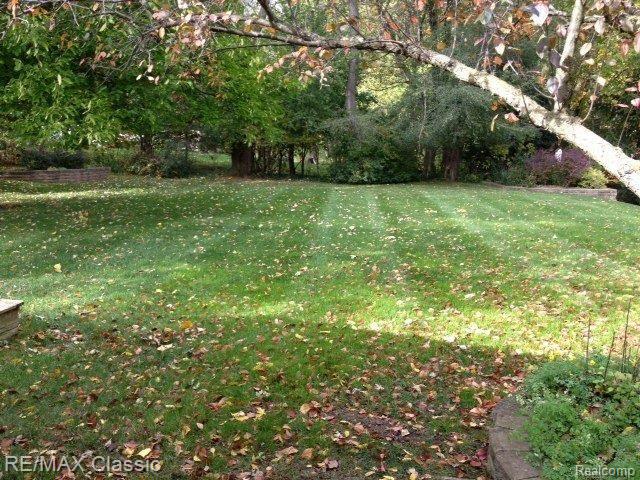 720 Ridgewood Road Rochester, MI 48306 - Photo 3 of 21 backyard.jpg