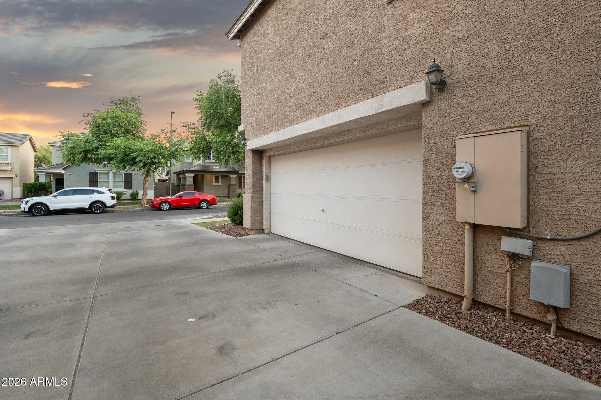 2226 East Fraktur Road Phoenix, AZ 85040 - Photo 25 of 68 Driveway
