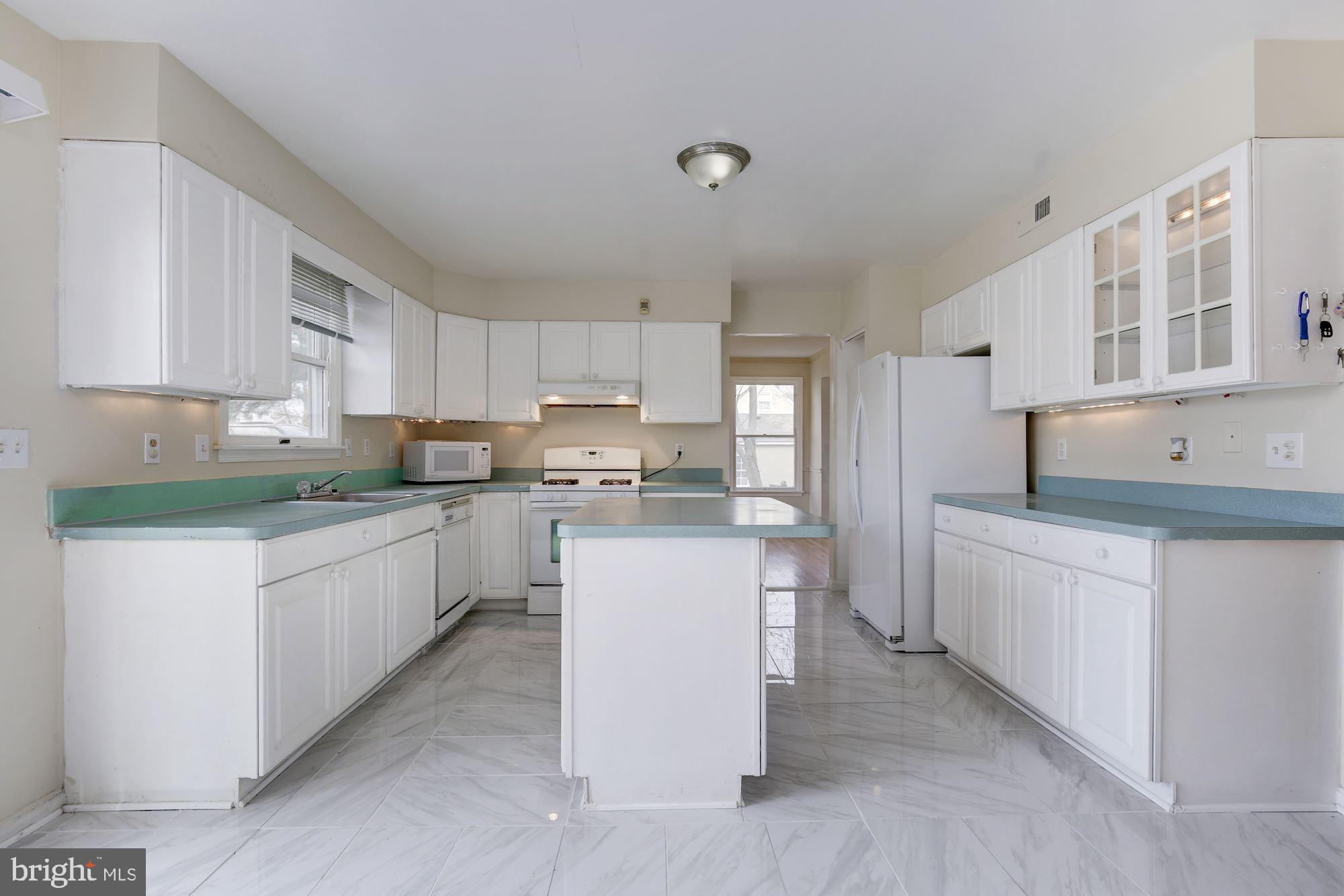 2925 Fairland Road Silver Spring, MD 20904 - Photo 18 of 60 Large Eat in Kitchen