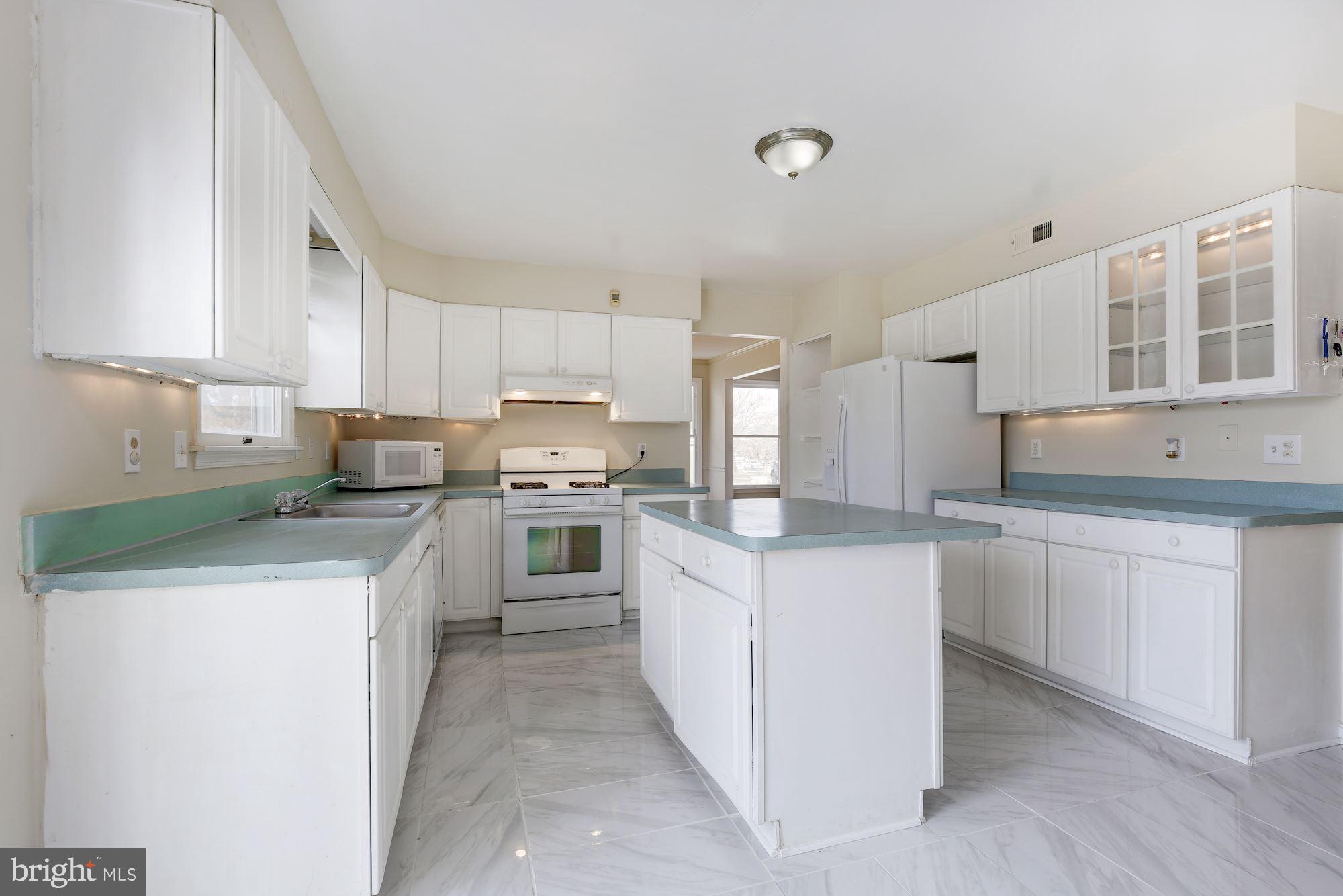 2925 Fairland Road Silver Spring, MD 20904 - Photo 20 of 60 Large kitchen