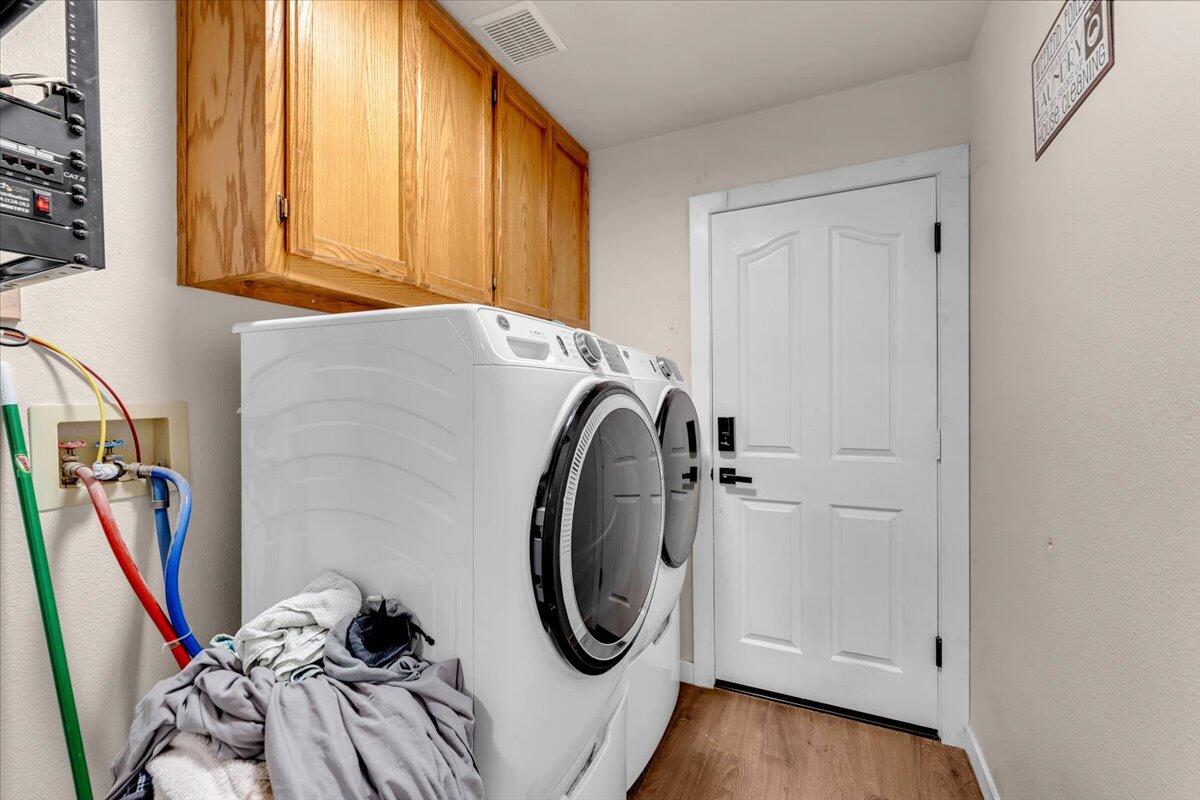 1675 Hominy Way Redding, CA 96003 - Photo 25 of 38 a utility room with dryer and washer