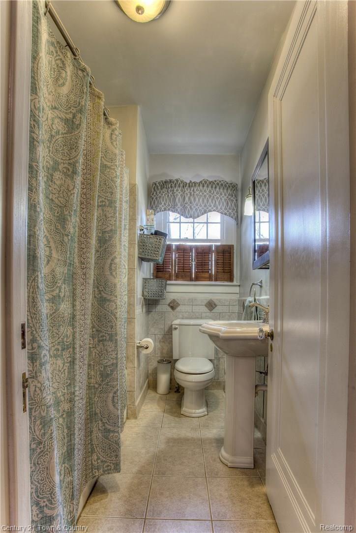 153 Cherokee Road Pontiac, MI 48341 - Photo 24 of 37 Updated Tiled Bath